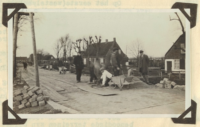 Vlielandseweg in Pijnacker krijgt klinkerbestrating, 1930