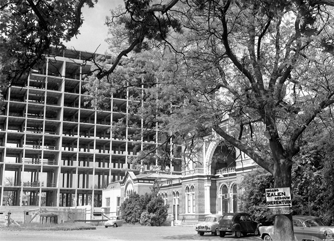 De achtergevel van de hoogbouw van het nieuwe provinciehuis. Rechts het Moorse Paleis (hoofdgebouw) van de vroegere Haagsche Dierentuin dat in 1968 is gesloopt.
