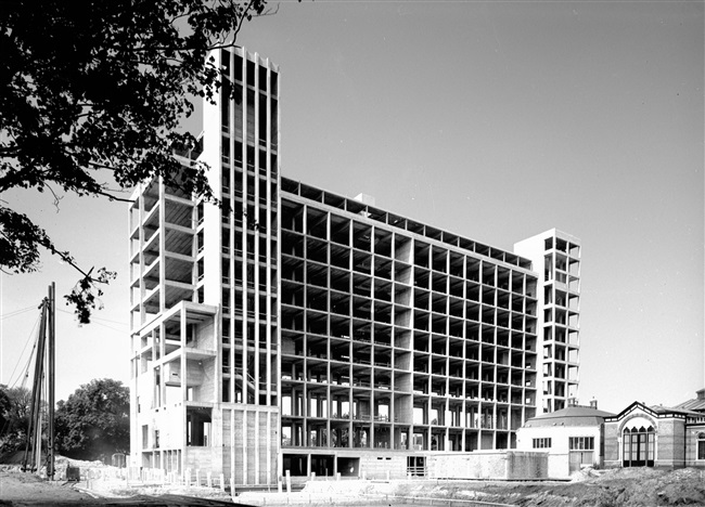 Het betonskelet van de hoogbouw van het nieuwe provinciehuis, met links en rechts een trappenhuis.