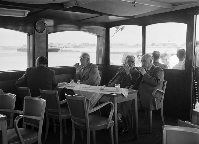 De Provinciale Staten op excursie naar Rotterdam, de Brielse Maas en de Deltawerken, bij de monding van het Haringvliet. Tweede van rechts gedeputeerde dr. J.J.R. Schmal, op de boot Prinsesseplaat.
