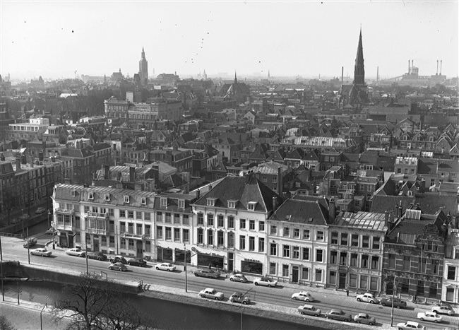 Uitzicht over Den Haag vanaf het voormalige provinciehuis aan de Koningskade. Op de voorgrond de Koninginnegracht.