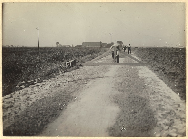 De provinciale weg wordt verbeterd bij Brielle, 1929