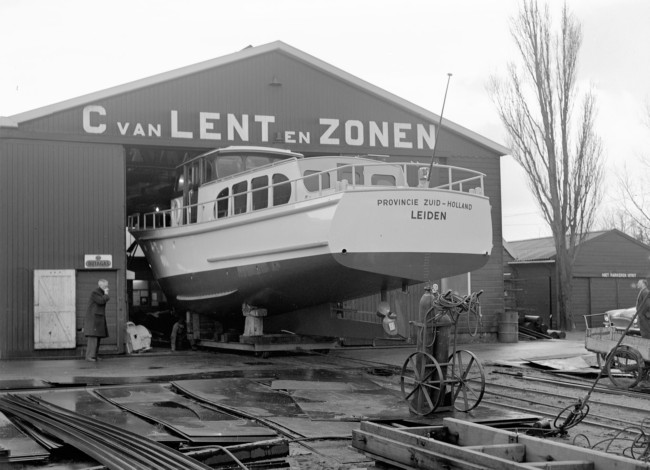 Het Statenjacht van de provincie Zuid-Holland wordt klaargemaakt voor de tewaterlating bij Jachtwerf C. van Lent en Zonen.