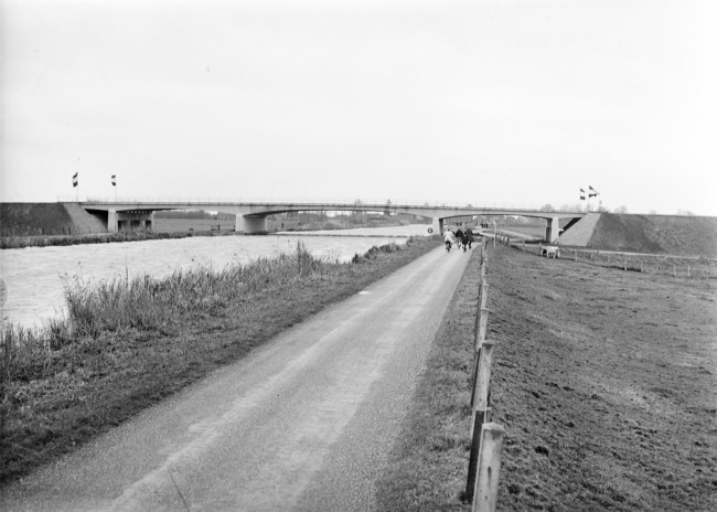 Opening van de Drechtbrug (N207) over de Drecht bij Leimuiden.