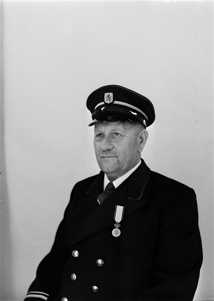De heer A. van Zijll, brugwachter A van de provincie Zuid-Holland, met Koninklijke onderscheiding.