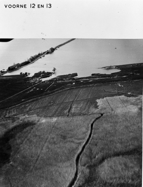 De Watersnoodramp van 1953. Bij Voorne is een groot gebied overstroomd. Foto Rijkswaterstaat.