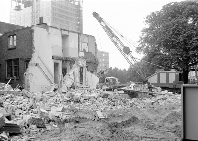 De sloop van het Moorse Paleis in 1968. Dit hoofdgebouw van de vroegere Haagsche Dierentuin stond op de hoek van de huidige Zuid-Hollandlaan en de Koningskade.