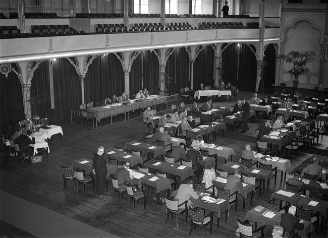 De Provinciale Staten van Zuid-Holland vergaderen in het Moorse Paleis van de vroegere Haagsche Dierentuin. Het gebouw is eind 1968 gesloopt.