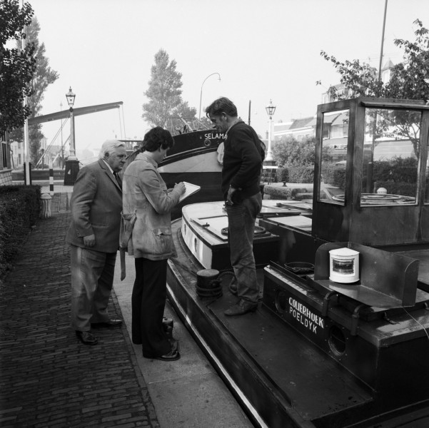 Een ambtenaar telt de boten bij de sluis in Leidschendam