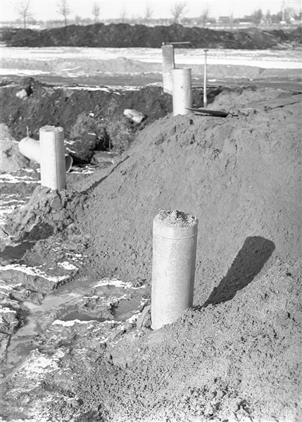 Aanleg van een weg op zandpalen. Ingeboorde zandpalen vergroten de draagkracht van de bodem en gaan verzakking van de wegverharding tegen.