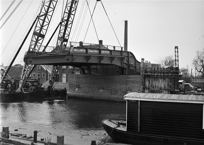 Een drijvende bok plaatst de bovenbouw van de 's-Molenaarsbrug.