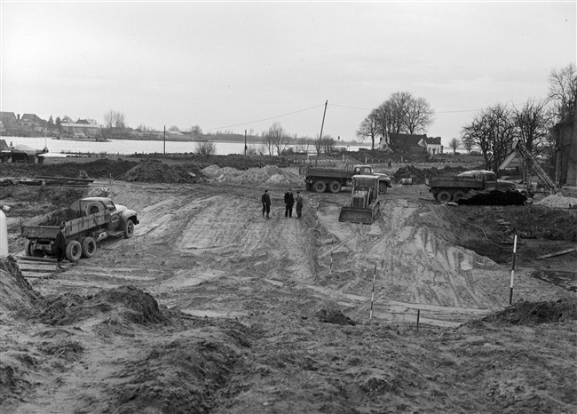 Oorspronkelijke titel 'grondwerkzaamheden'. Vermoedelijk de aanleg van de G.J. van Heuven Goedhartweg (huidige N216). Op de achtergrond rechts het veerhuis aan de Lek.