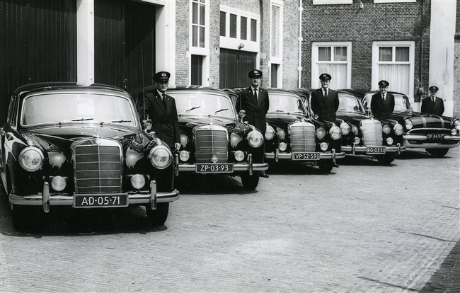 Dienstauto's van de provincie Zuid-Holland voor de garage aan de Schouwburgstraat.