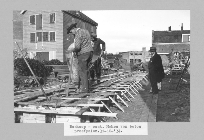 Bouwvakkers storten proefpalen van de Hefbrug Boskoop, 1934