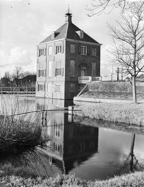 Huygens' Hofwijck aan het Rijn-Schiekanaal, beter bekend als de Vliet. Hofwijck is ontworpen door Constantijn Huygens als buitenverblijf.