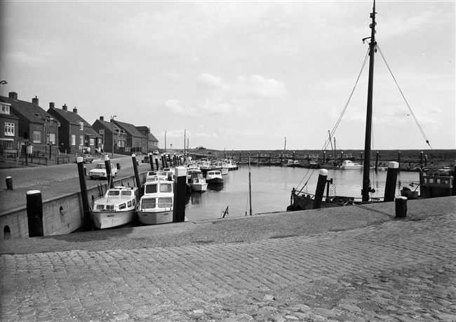 De haven van Ouddorp. De foto is gemaakt rond 1970.