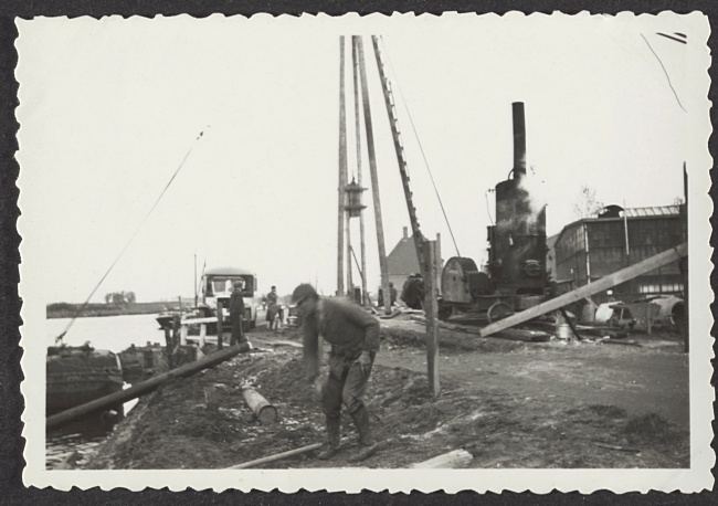 Heien 2e helft duiker bij touwfabrieken in Leiderdorp, 1935