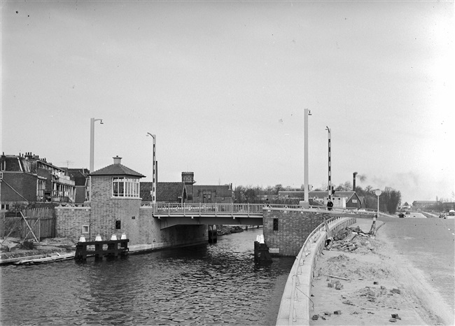 De vernieuwde Oude Tolbrug over het Rijn-Schiekanaal, beter bekend als de Vliet. De basculebrug uit 1956 ligt tussen de Westvlietweg en de Fonteynenburghlaan.