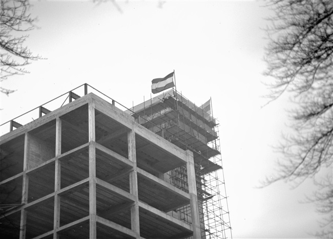 De vlag is gehesen bij de bouw van het provinciehuis: het hoogste punt van het gebouw, 51 meter boven de begane grond, is bereikt.