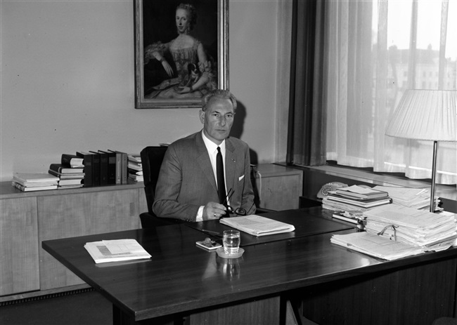De heer P. Zegwaard, griffier van de Provinciale Staten van Zuid-Holland, in zijn werkkamer aan de Zuid-Hollandlaan.