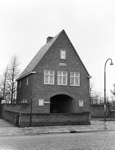 Het poortgebouw van Huygens' Hofwijck aan het Westeinde. Het gebouw is het vroegere woonhuis van de beheerder van Hofwijck en de huidige ingang.