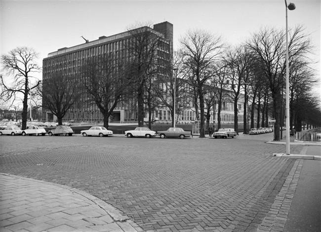 Het voormalige provinciehuis Zuid-Holland aan de Koningskade. Ontwerp architect F.P.J. (Frits) Peutz. Na 1995 is dit gebouw vervangen door nieuwbouw.