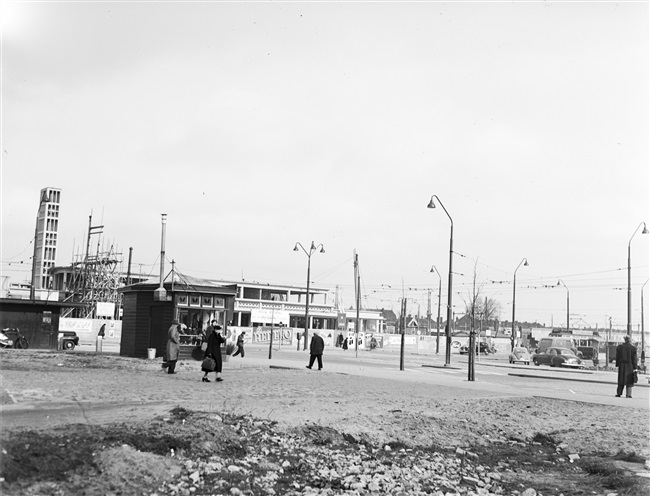Stationsgebouw van de Nederlandse Spoorwegen. Op de lege plek vooraan stonden gebouwen. Deze panden zijn in de Tweede Wereldoorlog bij een bombardement verwoest.