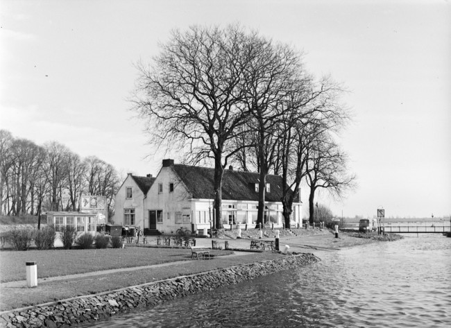 Het veerhuis aan de Lek, behorend bij de veerverbinding tussen Schoonhoven en Gelkenes.