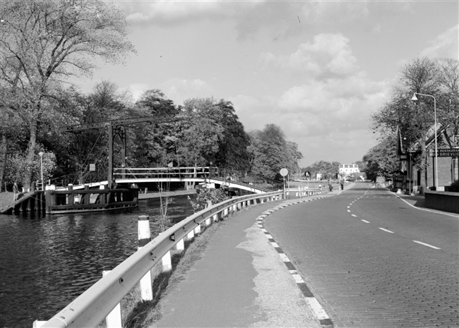 De Nieuwe Tolbrug over het Rijn-Schiekanaal, beter bekend als de Vliet. De ophaalbrug tussen de Hoekweg en de Westvlietweg kan alleen door voetgangers worden gebruikt.