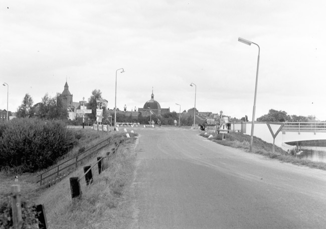 Kruising bij de Lingebrug, met uitzicht op Leerdam en het Hofje Van Aerden.