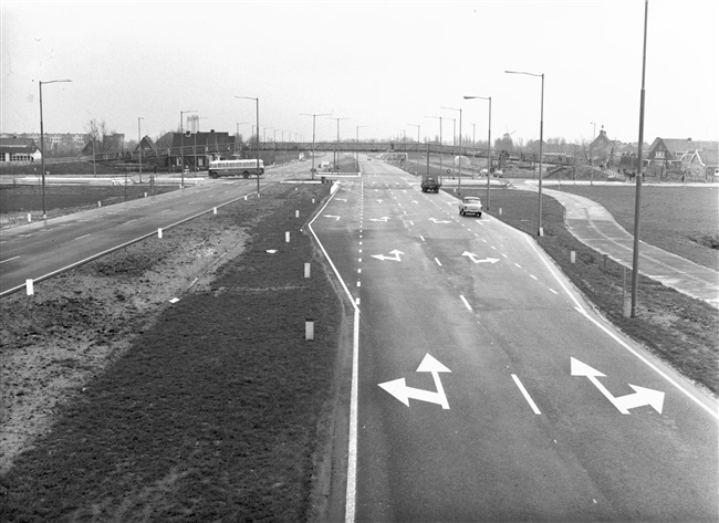 Kruising Groene Kruisweg/provinciale weg nr. 32 met de Winston Churchillaan in Spijkenisse. Verderop een voetgangersbrug.