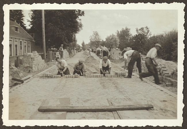 Van Klaverweijdeweg krijgt klinkerbestrating, Hoogmade, 1933