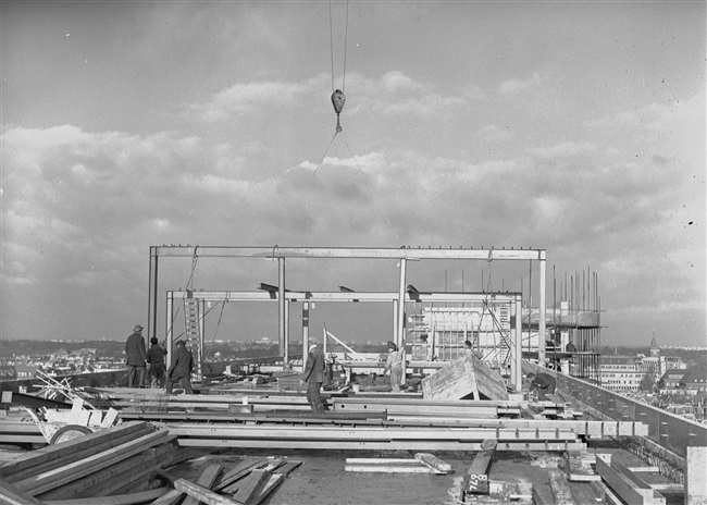 Het staalskelet voor de kantine van het provinciehuis wordt geplaatst.