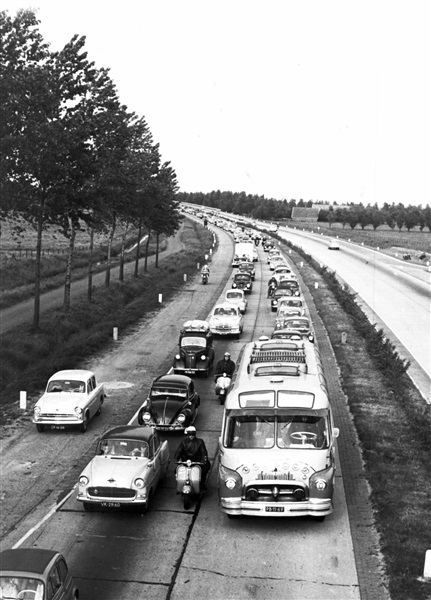 Verkeersdrukte op de weg, 1964