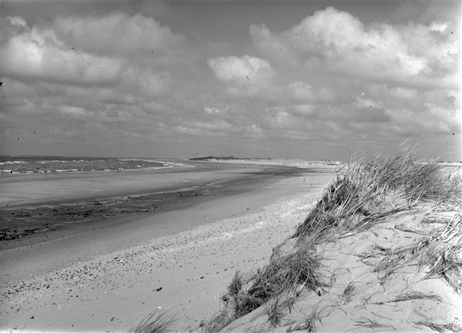 Het strand van Ouddorp. De provincie Zuid-Holland maakt stranden beter bereikbaar door het aanleggen of verbeteren van wegen ernaartoe.