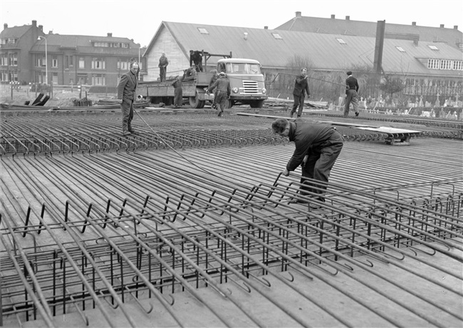 IJzervlechters maken de staalconstructie voor de eerste St. Sebastiaansbrug over het Rijn-Schiekanaal.