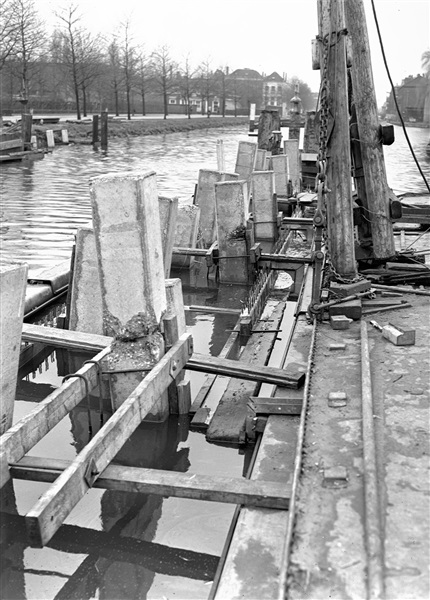 Een damwand wordt geplaatst bij de bouw van de eerste St. Sebastiaansbrug over het Rijn-Schiekanaal.