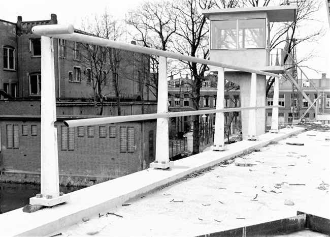 Proefleuning van Sint Sebastiaansbrug in Delft, 1962
