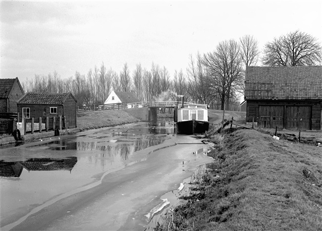 Een brug in de tertiaire weg T8. De weg was onderdeel van het Tertiair Wegenplan in de provincie Zuid-Holland.