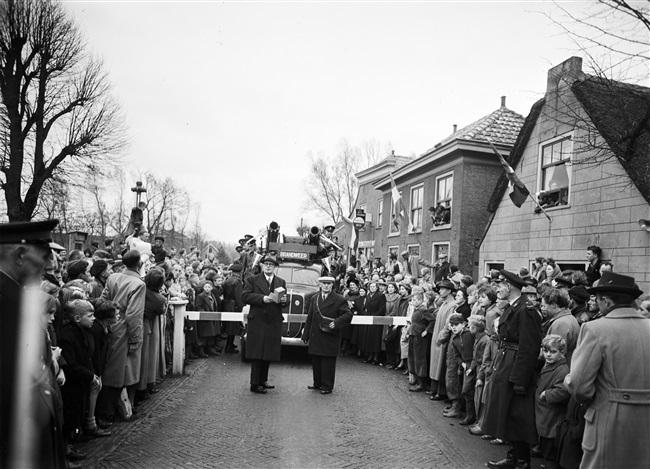De officiële opheffing van de tol bij de tolboom in Leimuiden. Met de inkomsten van tolwegen werden wegen aangelegd en onderhouden.