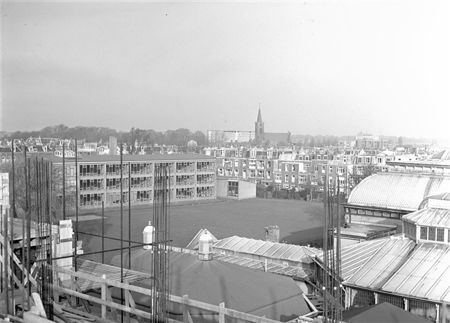 Uitzicht vanaf de derde verdieping van het in aanbouw zijnde provinciehuis. Rechts het Moorse Paleis (hoofdgebouw) van de voormalige Haagsche Dierentuin, dat in 1968 is gesloopt.