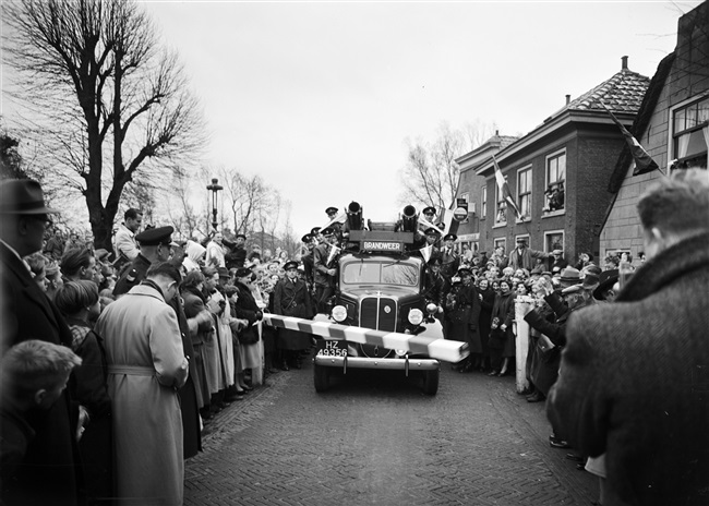 De officiële opheffing van de tol in Leimuiden. Met de inkomsten van tolwegen werden wegen aangelegd en onderhouden.