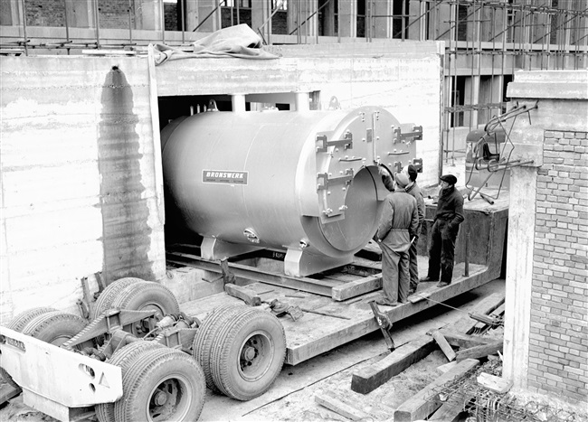 Een oliestookketel wordt geplaatst. De ketel gaat het nieuwe provinciehuis verwarmen.