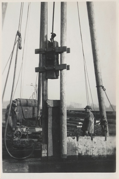 Heien voor duiker in de Gasthuiswetering in Leiden, 1947