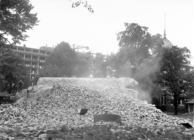 Een bunker uit de Tweede Wereldoorlog aan de Koningskade wordt gesloopt. Op de achtergrond het in aanbouw zijnde provinciehuis.
