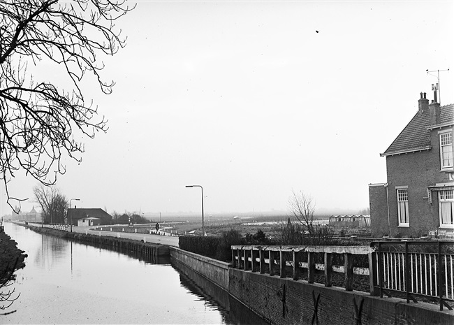 De oude situatie in de omgeving van de vroegere Lammebrug over het Rijn-Schiekanaal, tussen Leiden en Zoeterwoude. In 1959 is de brug gesloopt en vervangen door een grotere verkeersbrug.