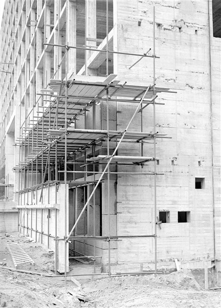 Het monteren van grijze natuursteen basaltlava aan de gevel van de hoogbouw van het nieuwe provinciehuis. Na 1995 is dit gebouw vervangen door nieuwbouw.