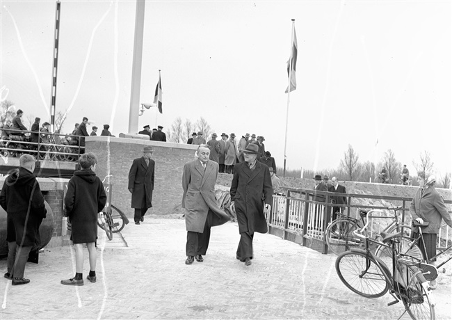 Opening van de Lammebrug over het Rijn-Schiekanaal door Jan Klaasesz, commissaris van de Koningin (links). Met pen is op de foto een uitsnede aangegeven.