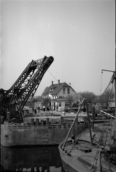 De oude Lammebrug over het Rijn-Schiekanaal wordt gesloopt. De brug wordt vervangen door een grotere verkeersbrug.