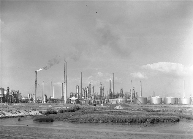 Petrochemische industrie gezien vanaf een brug over de Oude Maas